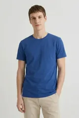 Remera de cuello redondo y manga corta, confeccionada en algodón de alta calidad con un diseño liso y corte clásico.