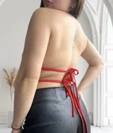 Top halter rojo con escote pronunciado y espalda descubierta.