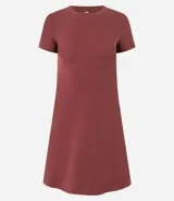 Vestido corto color ladrillo, confeccionado en tejido de punto rib de algodón y elastano. Tiene cuello redondo y mangas cortas.