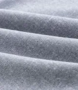 Pantalón de vestir azul marino, de corte recto, con cintura con trabillas, cierre tradicional con vista oculta y bolsillos laterales.