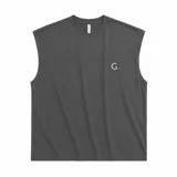 Musculosa negra de algodón, corte oversize, con un pequeño logo estampado en el pecho y un diseño gráfico grande en la espalda.