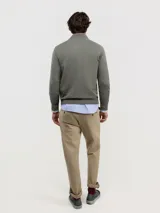 Pantalón chino de corte regular fit, confeccionado en gabardina con acabado desgastado. Presenta bolsillos laterales y traseros, con cierre de botón y cremallera.