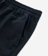Pantalón de sarga corte relaxed, color negro, con cintura elástica y lazo de ajuste. Cuenta con bolsillos laterales y diseño liso.