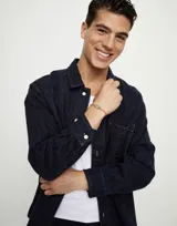 Pulsera de cuero trenzado color naranja con cierre de mosquetón entrelazado bañado en plata.