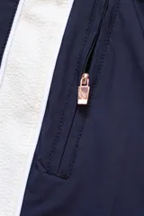 Short de baño azul marino con tira lateral blanca estilo tuxedo, cintura elástica con cordón regulable, dos bolsillos laterales y uno trasero con cierre.