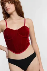 Corset rojo de terciopelo con breteles finos y copas preformadas.