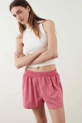 Short de pijama de algodón gris claro melange, con cintura elástica y diseño cómodo.