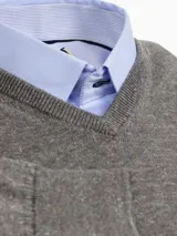 Sweater celeste de hilo con escote en V y logo bordado en el frente.