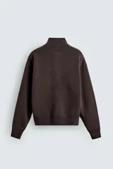 Jersey de punto de corte regular, color gris oscuro, con cuello subido y cierre frontal de cremallera. Presenta mangas largas y acabados en rib en puños y ruedo.