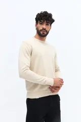 Sweater de hombre con escote redondo, manga larga y calce regular. Presenta un pequeño logo bordado en el pecho y puños acanalados.