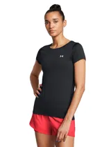 Remera deportiva de manga corta Under Armour, color negro, con cuello redondo y logo de la marca estampado en el pecho. Confeccionada en tejido técnico transpirable de alto rendimiento.