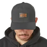 Gorra de visera curva Volcom Workwear, color negro, con estructura de seis paneles y parche frontal rectangular con logo en color naranja.
