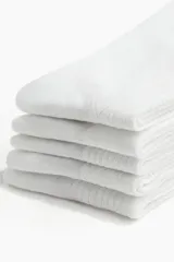 Pack de cinco pares de medias blancas de algodón con diseños calados.