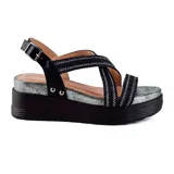 Sandalias de plataforma Korium Kay, color negro con base plateada brillante y tiras cruzadas con diseño trenzado.