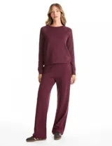 Conjunto de dos piezas compuesto por un buzo de cuello redondo con mangas raglán y un pantalón de pierna ancha con cintura elástica. Confeccionado en tejido de tacto suave con puños acanalados.