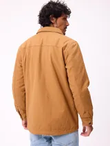 Campera de gabardina negra, con cuello camisero, cierre frontal de cremallera y botones a presión. Posee múltiples bolsillos frontales con solapa y puños ajustables con botones.