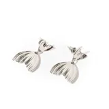 Par de aros colgantes plateados con forma de aleta de pez.