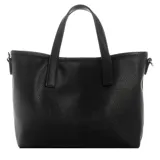 Set de tres carteras Guess de poliuretano negro con logo 4G. Incluye una mini tote con doble asa, correa cruzada ajustable y removible, cierre magnético y logo triangular metálico; un pouch con cierre y una billetera pequeña con cierre.