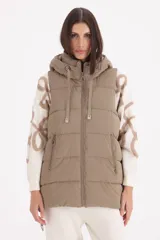 Chaleco largo acolchado con capucha ajustable, cierre frontal y bolsillos laterales con cierre.