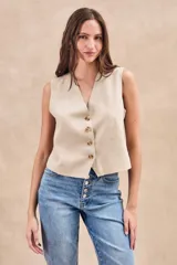 Chaleco negro entallado con escote en V y cierre frontal con cuatro botones.