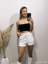 Short de cuero sintético color negro y blanco, de tiro alto y corte recto.