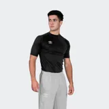 Remera térmica Umbro de manga corta, color negro, con cuello redondo y logo de la marca en el pecho.