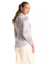 Camisa de satén color verde oliva, con cuello clásico, cierre frontal con botones metálicos y mangas largas con puños abotonados.