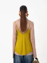 Top de viscosa color mostaza con escote en V y breteles finos regulables. Presenta un diseño minimalista de corte holgado y caída fluida.