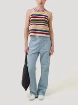 Musculosa de crochet con diseño de rayas horizontales multicolores, cuello redondo y breteles finos. Confeccionada en una mezcla de algodón orgánico, acrílico y lino orgánico.