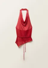 Top de punto fino color rojo con diseño de cuello halter drapeado y espalda descubierta. Presenta un cierre de botones en el cuello y un bajo asimétrico.
