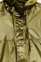 Chaqueta de nylon con acabado satinado, diseño oversize, cuello subido ajustable con cordones, cierre frontal con botones, mangas largas con puños elásticos y bajo con elástico.