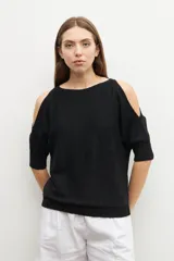 Sweater negro de lurex con hombros descubiertos y mangas 3/4.