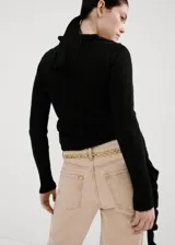 Cardigan negro de punto cruzado, con escote en V con volados y tiras largas para atar en el lateral.