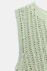 Chaleco de punto color verde menta, con cuello redondo, manga sisa y diseño abierto en tejido texturizado.