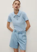 Short de denim estilo vaquero, color celeste, de tiro medio con diseño recto, pinzas en el frente y trabillas para cinturón. Cuenta con dos bolsillos laterales y dos bolsillos en la parte posterior.