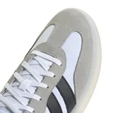 Championes urbanos Adidas Barreda Decode, con diseño inspirado en el estilo retro. Presentan una combinación de paneles de gamuza gris y textil blanco, con las icónicas tres tiras laterales en negro. Cuentan con una suela de goma translúcida y cierre por cordones.