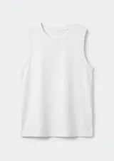 Musculosa básica de corte clásico, confeccionada en tejido de punto color azul marino.