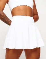 Pollera short deportiva blanca con short interno y bolsillos laterales.