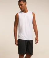 Bermuda deportiva masculina Get Over modelo alargado, confeccionada en microfibra color gris oscuro, con cintura elástica, cordón de ajuste y bolsillos laterales.
