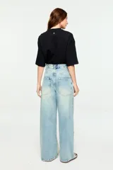 Pantalón de denim de tiro alto, corte wide leg y lavado claro con efecto desgastado. Cuenta con diseño de cinco bolsillos y presillas para cinturón.