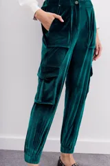 Pantalon tipo babucha confeccionado en terciopelo, con cintura elástica, puños ajustados en la botamanga, bolsillos frontales tipo plaqué con remaches metálicos y bolsillos cargo laterales.