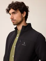 Campera softshell color gris, con cierre frontal completo, cuello alto y bolsillos laterales y en el pecho con cierre. Cuenta con logo bordado en el pecho y ajuste en los puños.