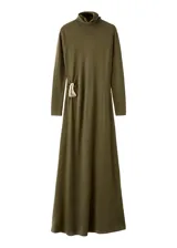 Vestido largo verde militar de punto, con cuello alto, manga larga y detalle de hebilla metálica en la cadera.