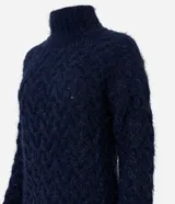 Suéter azul marino de punto trenzado con cuello alto y mangas largas.
