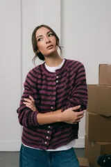 Saco tejido de punto a rayas horizontales en tonos violeta y marrón, con cuello redondo, manga larga y cierre frontal con botones.