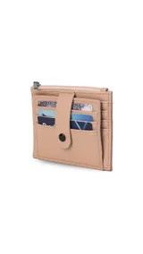 Tarjetero de cuero sintético color nude, con múltiples ranuras para tarjetas, bolsillo con cierre y presilla con botón a presión.