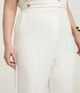 Pantalón flare de sastrería Ashua color blanco, con elástico en la espalda y bolsillos tipo cuchillo.