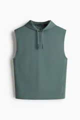 Buzo deportivo sin mangas color verde militar con capucha y cordones de ajuste, confeccionado en tejido funcional con tecnología DryMove.
