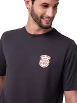 Remera de manga corta y cuello redondo, color gris oscuro, con estampado gráfico pequeño en el pecho y logo de la marca en el dobladillo.