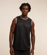 Musculosa deportiva de baloncesto Get Over en tejido Dry Fit color negro, con cuello redondo y sisas ribeteadas en blanco. Presenta estampado frontal con el texto "New York" y el número "7" en tono oscuro.
